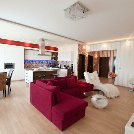 Prestige Apartment Комарно Экстерьер фото
