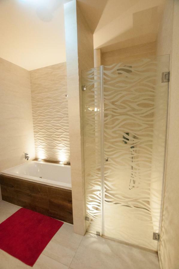 Prestige Apartment Комарно Экстерьер фото