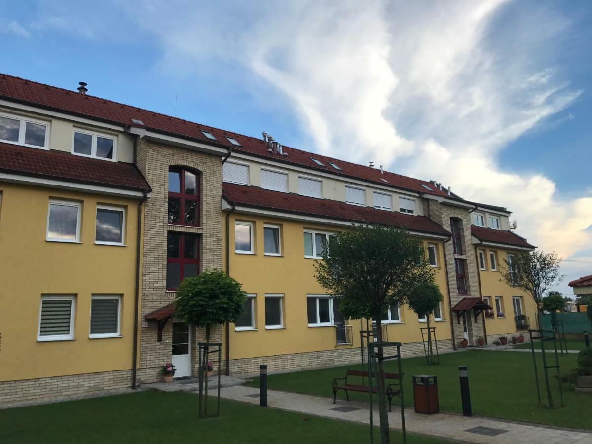 Prestige Apartment Комарно Экстерьер фото